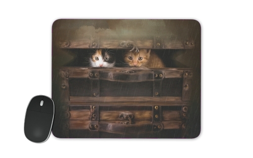 tapis de souris Little cute kitten in an old wooden case