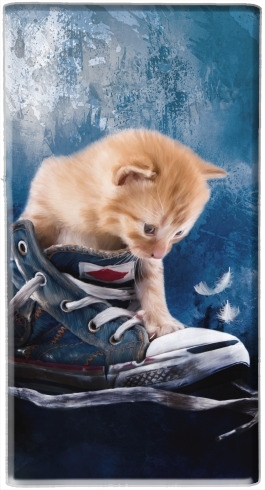 portatile Cute kitten plays in sneakers 