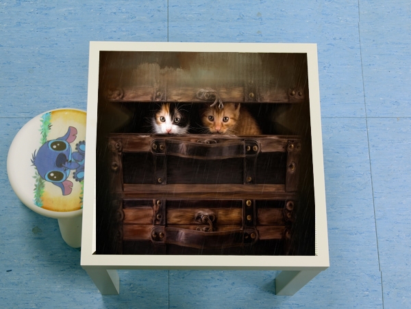 table d'appoint Little cute kitten in an old wooden case