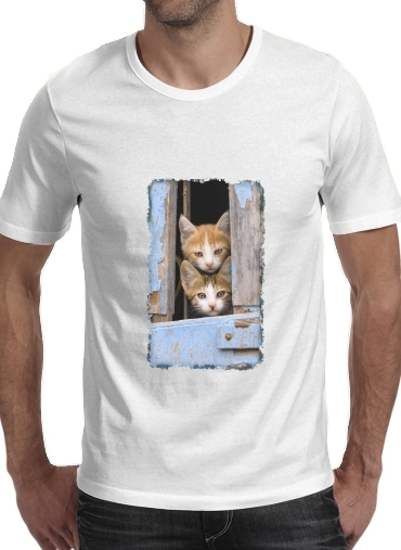 Tshirt Cute curious kittens in an old window homme