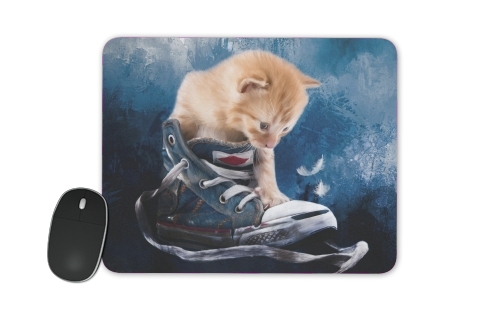 tapis de souris Cute kitten plays in sneakers