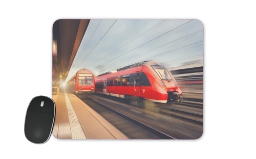 tapis de souris Treni passeggeri rossi ad alta velocità moderni al tramonto. stazione ferroviaria