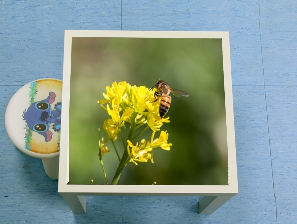 table d'appoint A bee in the yellow mustard flowers