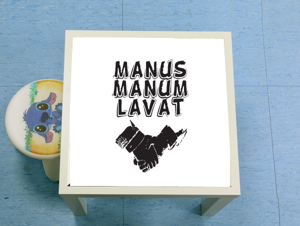 table d'appoint Manus manum lavat