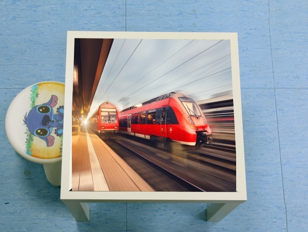 table d'appoint Treni passeggeri rossi ad alta velocità moderni al tramonto. stazione ferroviaria