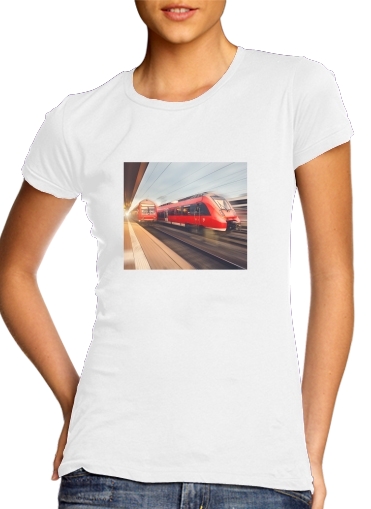 Tshirt Treni passeggeri rossi ad alta velocità moderni al tramonto. stazione ferroviaria femme